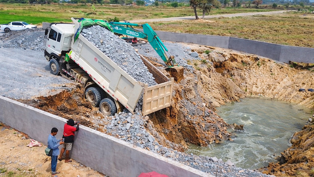 O..M.G Unbelievable! 25 Ton Dump Truck Stuck  During Fill Work  Rescue by Dozer & Excavator