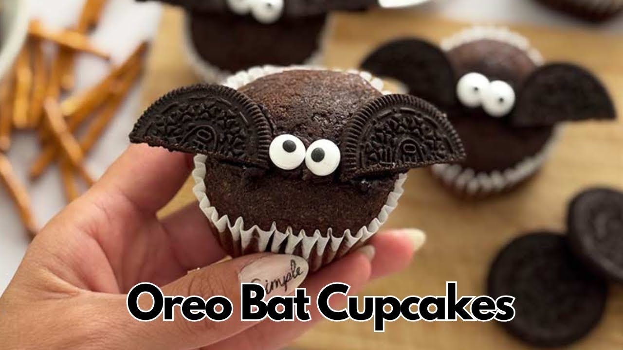 Cutest Halloween Oreo Bat Cupcakes #halloweencupcakes @halloweenoreobats #halloweenfoodideas