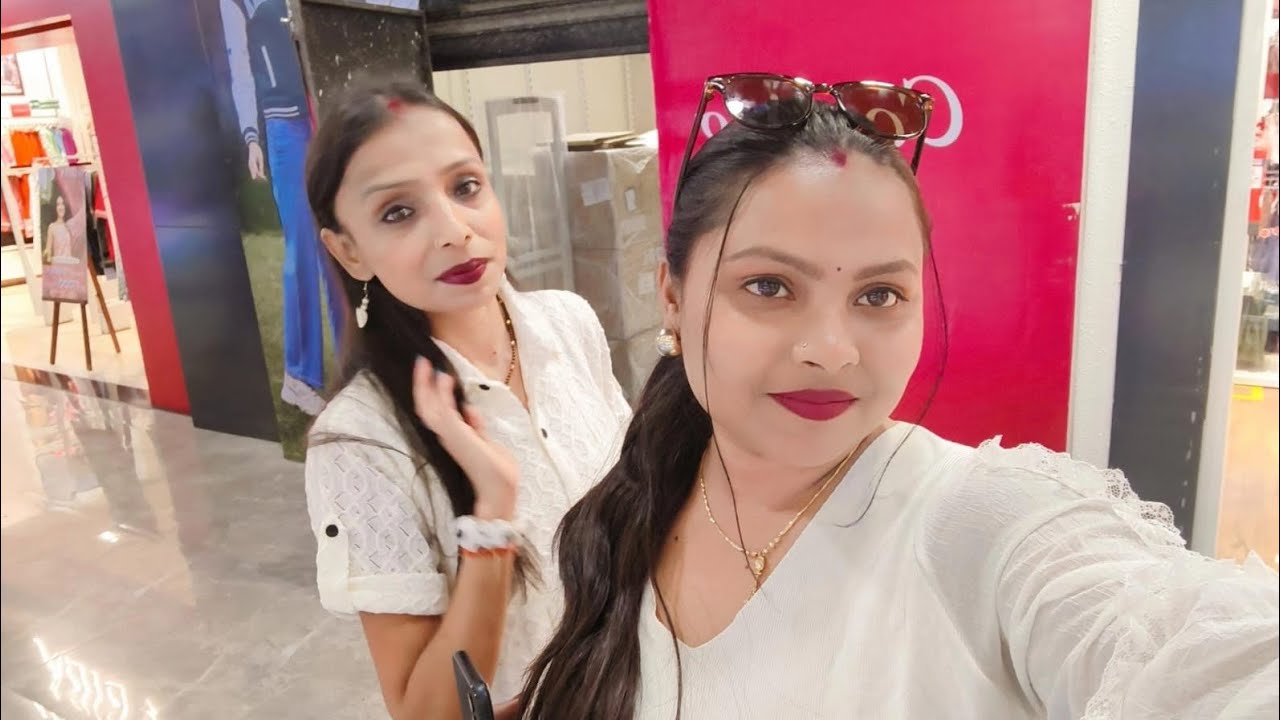 Friends ke sath mall ghumne gai 😍