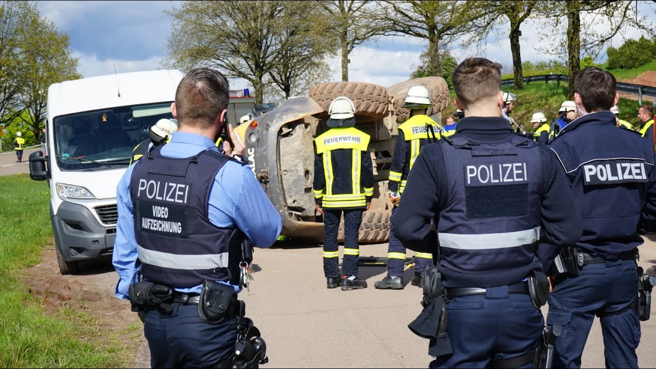 Dramatischer Unfall mit Radlader, Fahrer Lebensbedrohlich verletzt und eingeklemmt