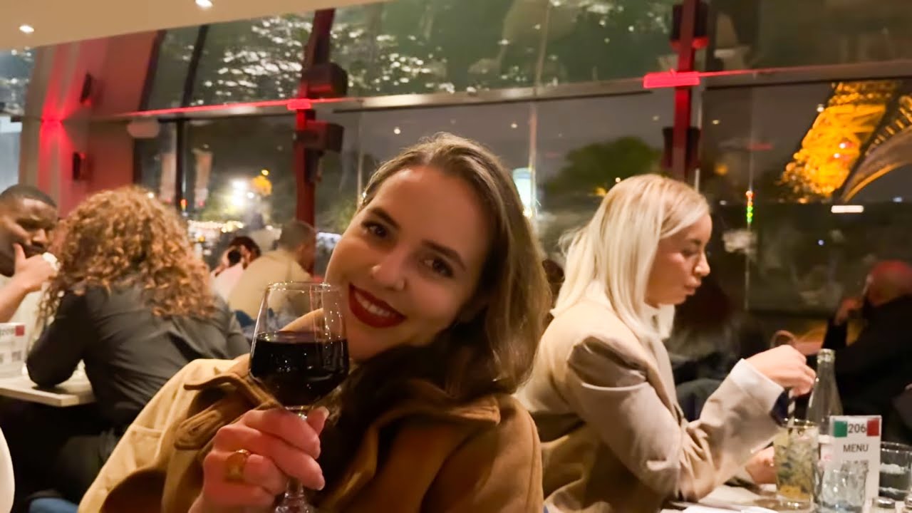 Como é jantar navegando pelo Rio Sena em Paris