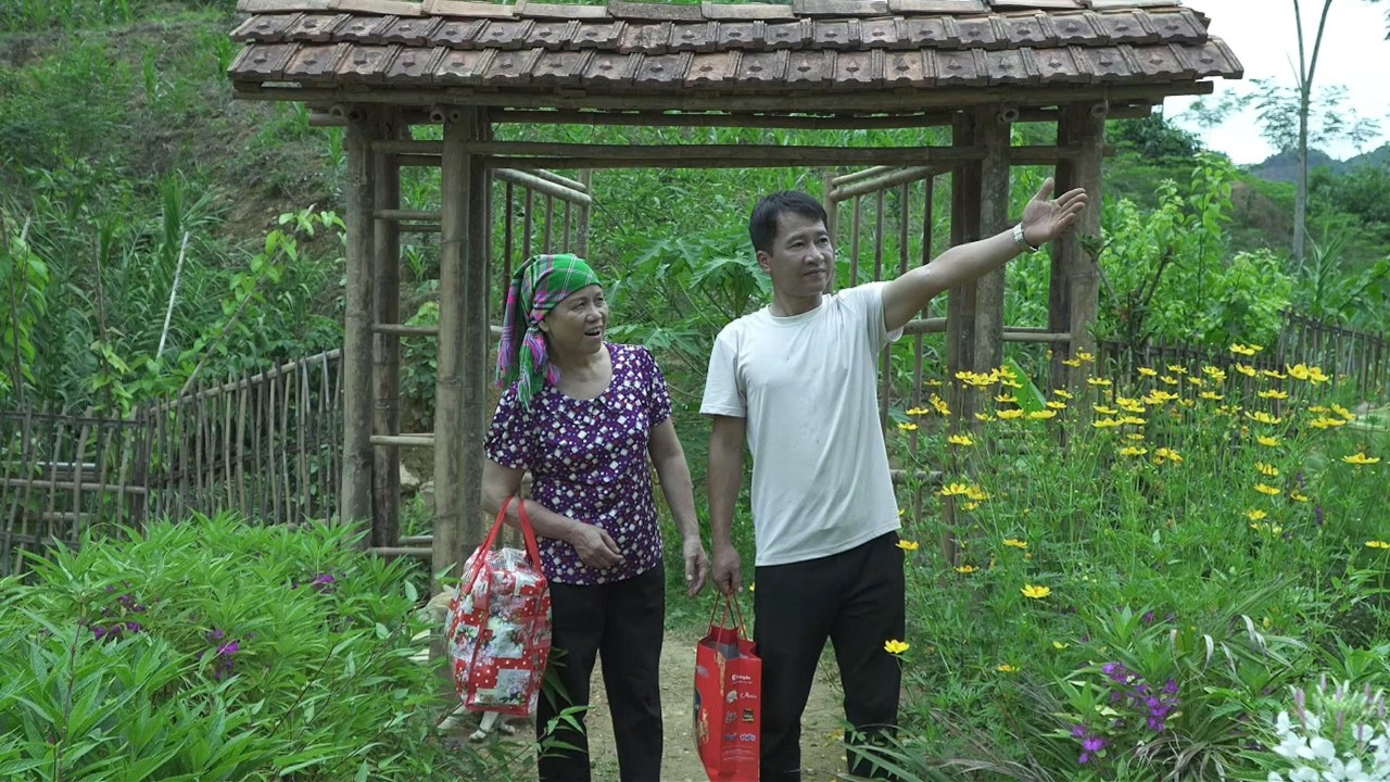 Egan Overjoyed When the Kind Old Woman Unexpectedly Returns to the Farm!