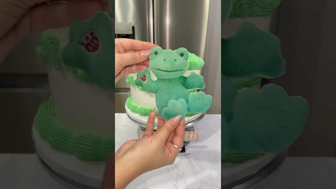 Making my daughter&rsquo;s 12th birthday cake!🤍🍰🐸✨ #cakedecorating #heartcake #cakesbyalejandra