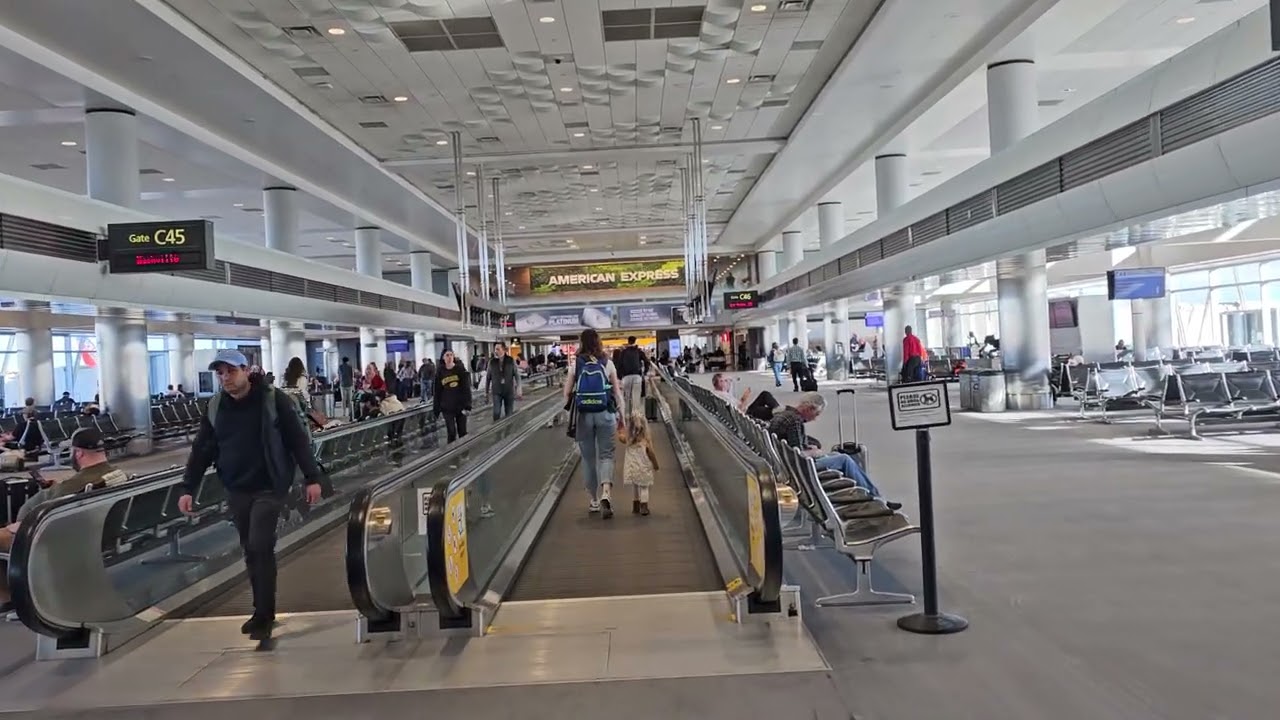 Иду к своему выходу на посадку в аэропорту Денвера ✈️