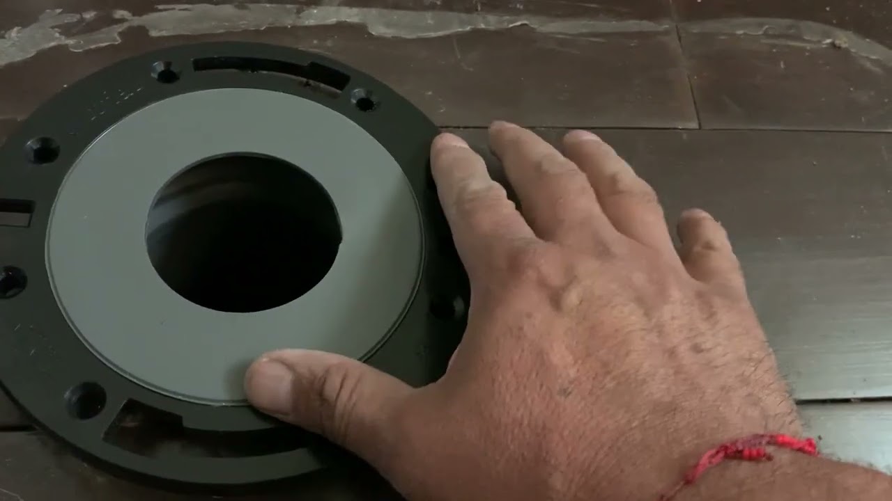 Colocación de un WC con desfase del tubo de descarga con brida coflex