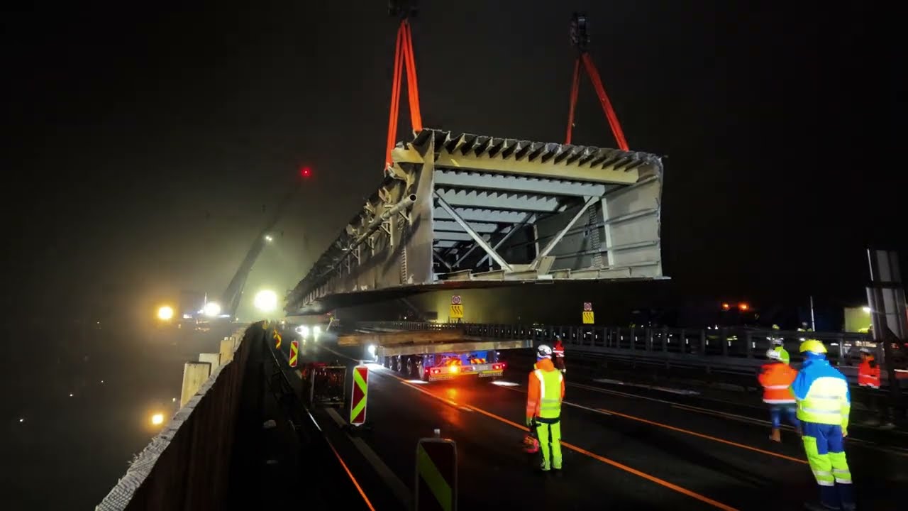 Aushub eines 230 Tonnen Brückenteils auf der A2 Südautobahn 