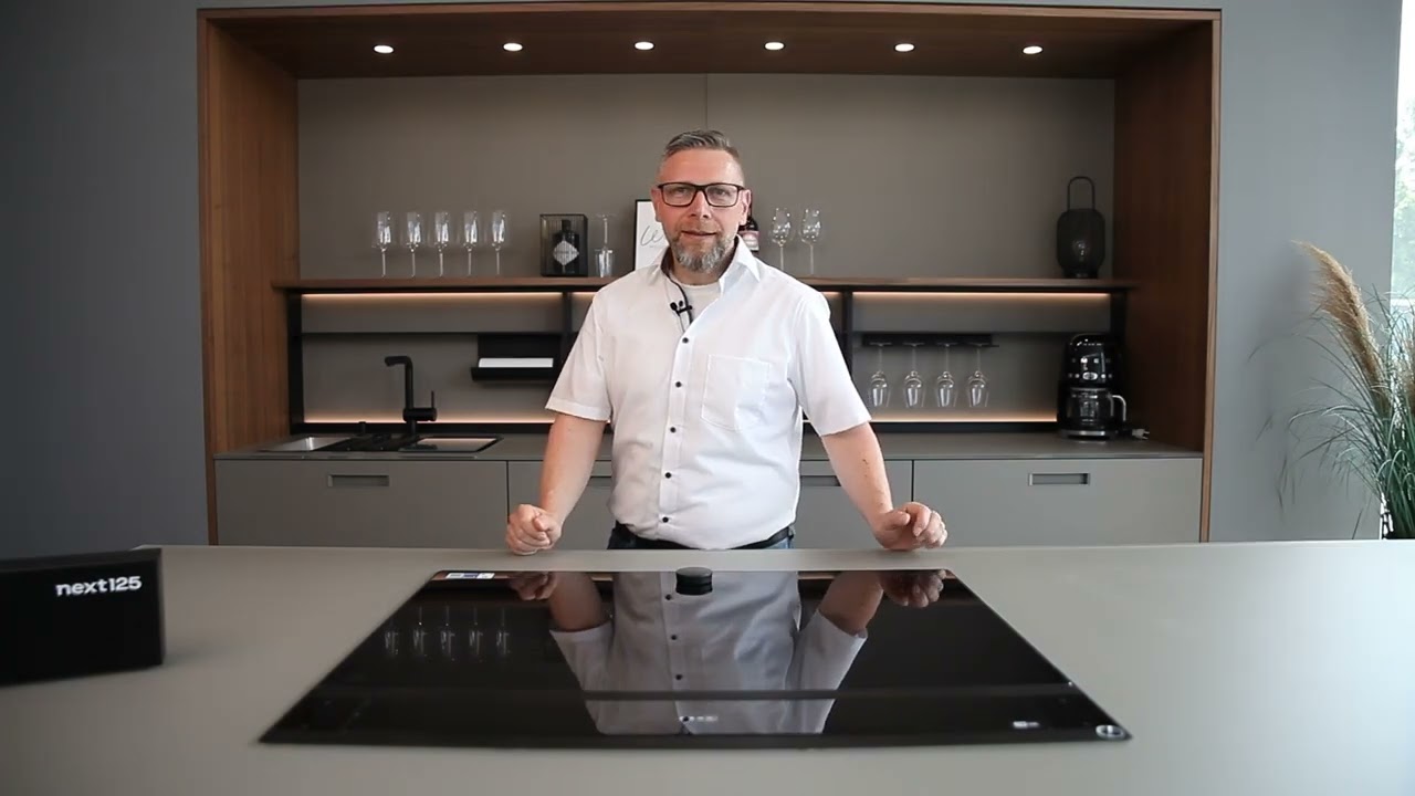Traumküche von Next125 mit Kochtisch, Glasarbeitsplatten