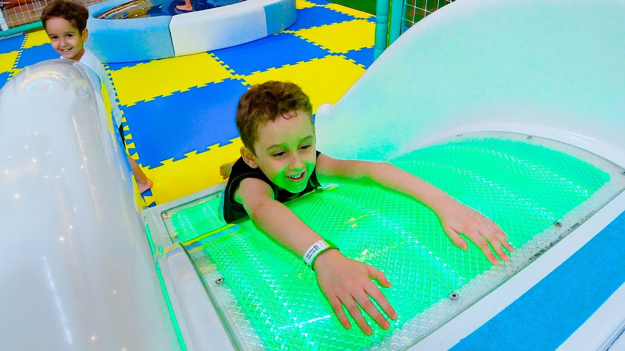 Crianças Brincando no Parquinho com Carrossel - Vídeo Infantil - PAULINHO E TOQUINHO