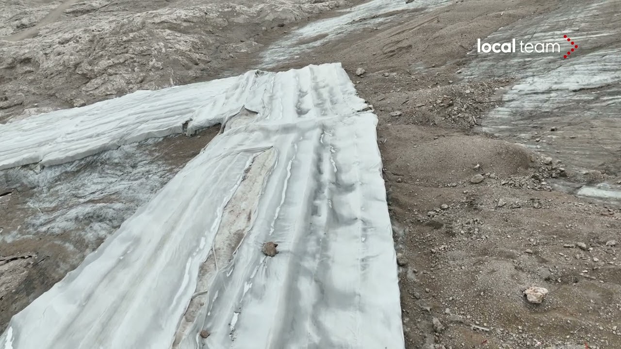 Marmolada, si tolgono i teloni a protezione di parte del ghiacciaio: le immagini dal drone