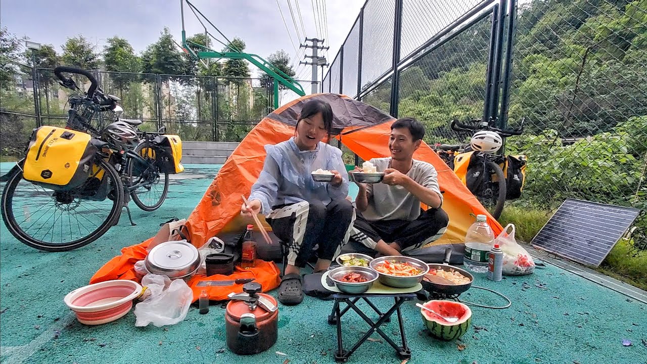 带着媳妇骑行四川，粉丝姐姐送上香肠，晚上在篮球场露营做饭吃【周亿发的旅行】