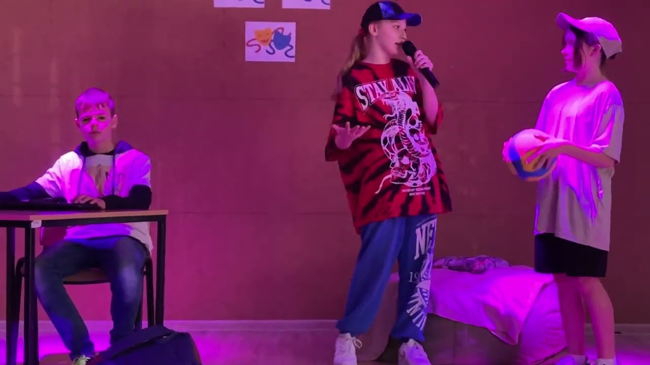Klasa 5c przedstawia spektakl teatralny pt. „ Bezpieczny internet”