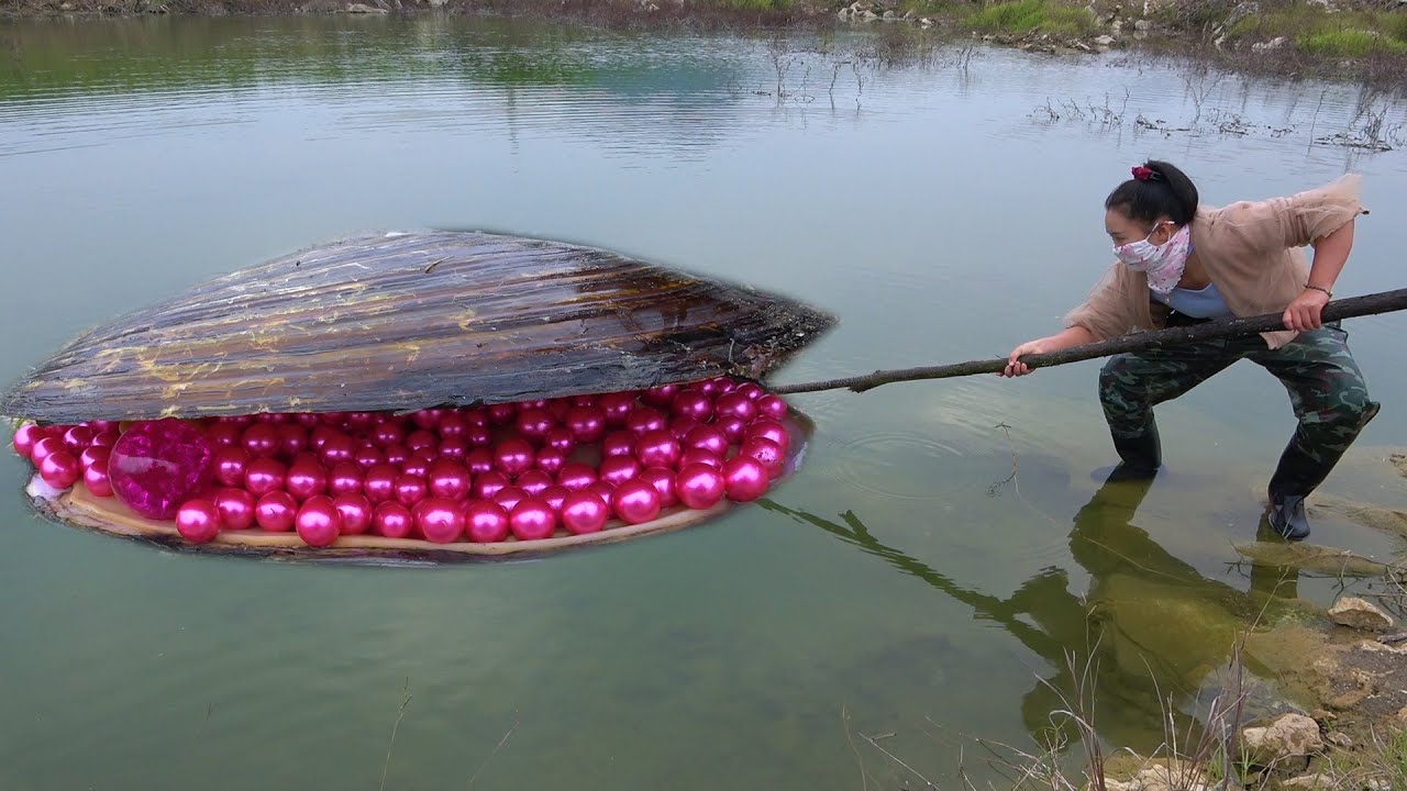 🎁🎁💋The girl pried open the giant clams in the river, each with hundreds of beautiful pearls