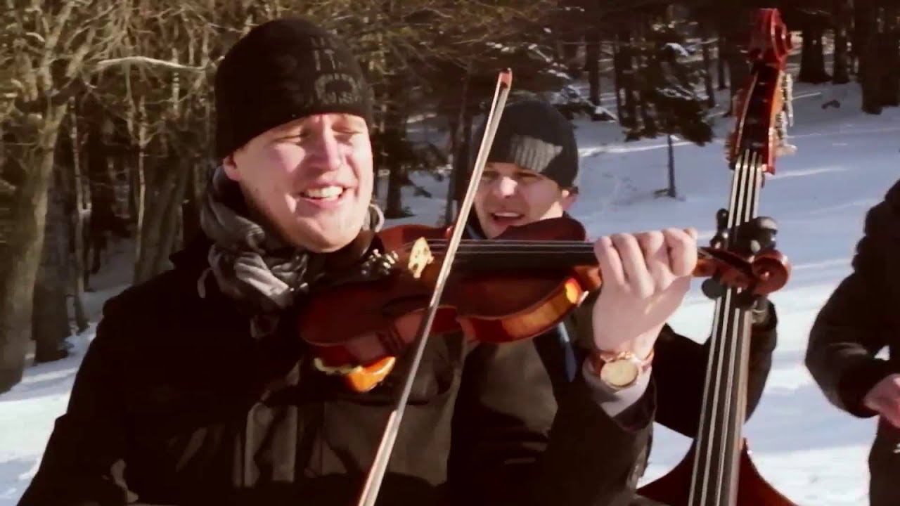 KOLL&Aacute;ROVCI-  Uprostred tichej noci (Vianočn&aacute; koleda)