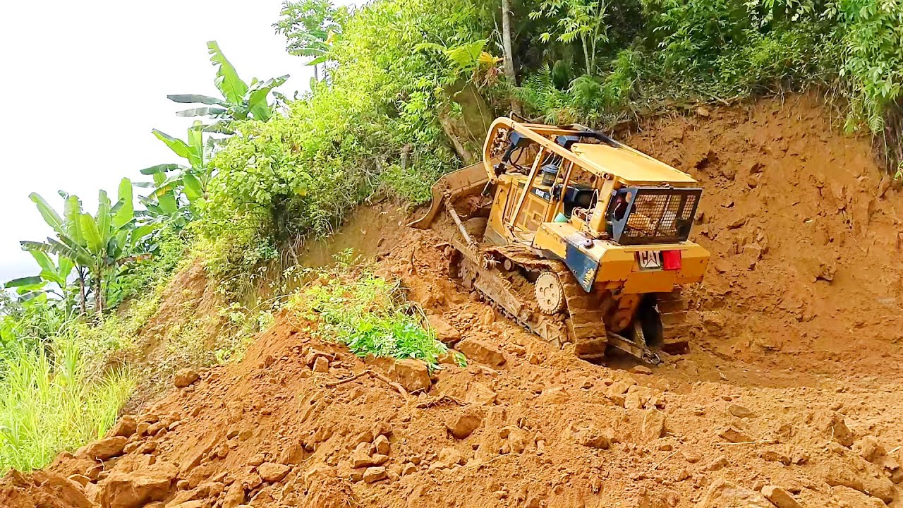 Latest Technique Cutting Hill Bulldozer D6R XL Expands Road Body