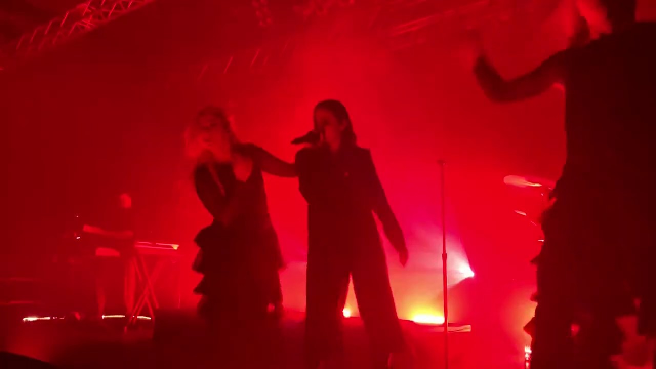 Banks - Godless (Live @ Live Music Hall Cologne, Germany 11/17/2019)