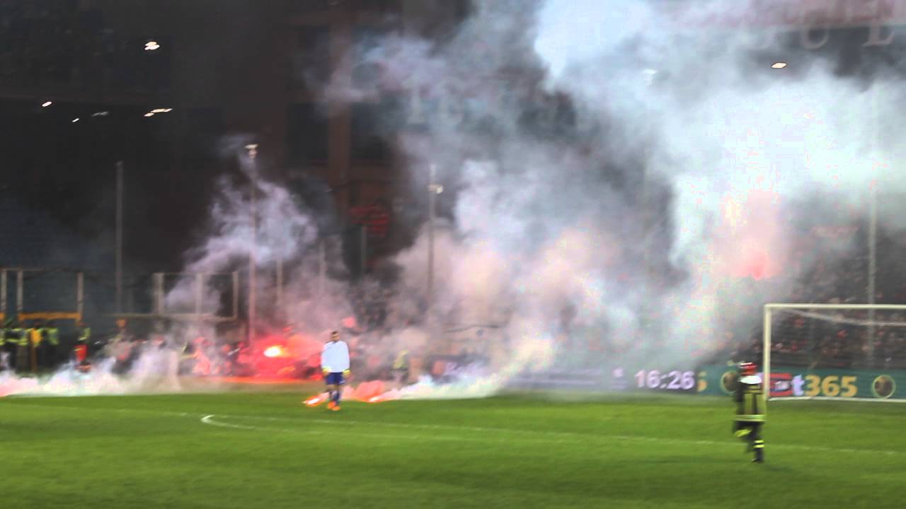 Genoa - Sampdoria 2015 / 2016 - Gradinata Nord durante il lancio di Torce in campo