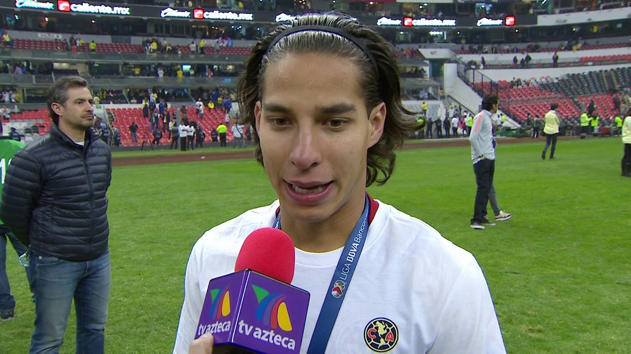 Diego Lainez celebra su primer título en el máximo circuito con América.