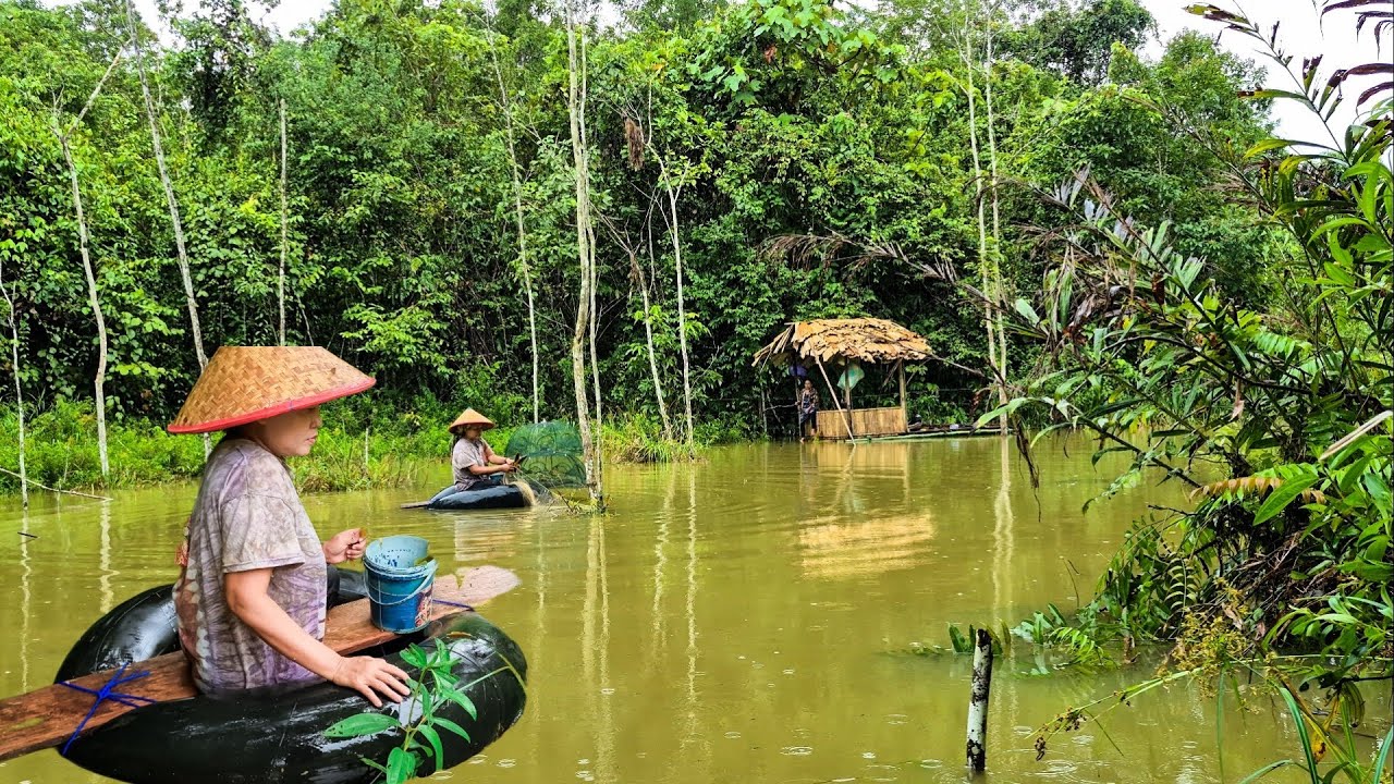 Petualangan hujan gerimis di rakit bambu 2 wanita dayak cari ikan dan sayur liar