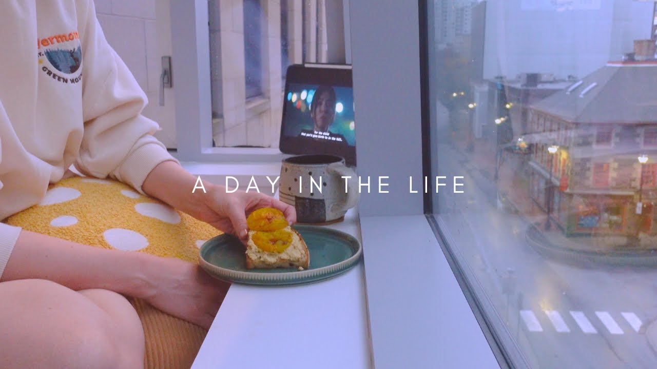 A day in the life | Relaxing fall morning vlog , bagel & coffee with rain 🥯