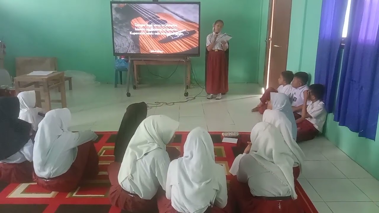 Peraktek seni membuat lirik lagu dan menampilkan hasil karya seni musik