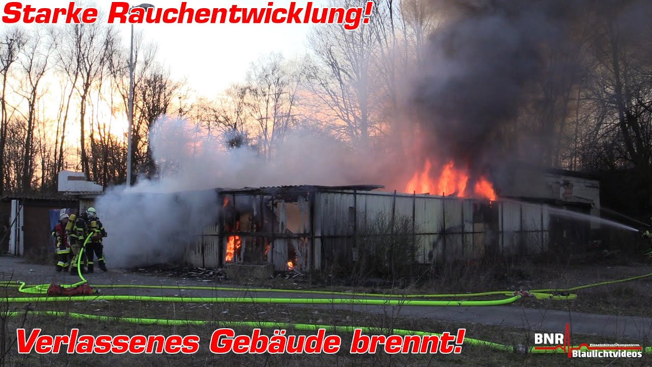 11.03.2022 - Leerstehendes Gebäude in Essen-Schönebeck brennt! Zugverkehr kurzzeitig eingestellt!