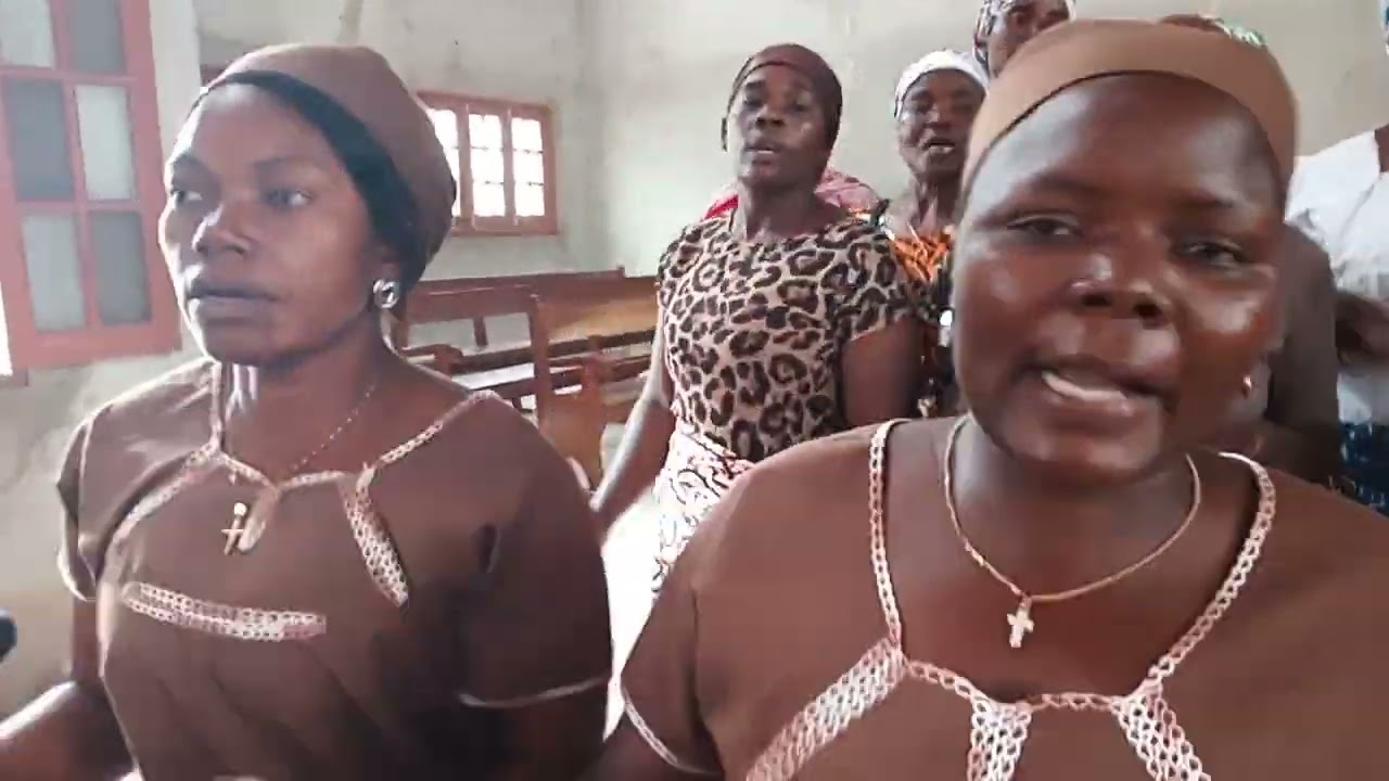 CORO DE MULHERES IMU Rev.º Luiss Correia Kizembe em Luanda