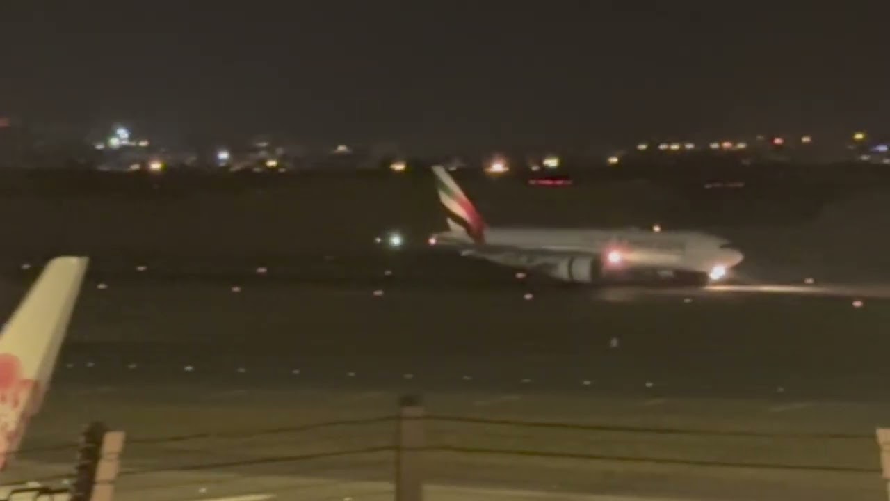 Taoyuan airport Terminal 2 Emirates Boeing 777 landing（B77W）