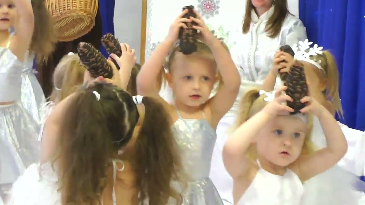 Танок з шишками  на новорічному святі 2022 в молодшій групі. Муз. кер. Максюта Г. В.