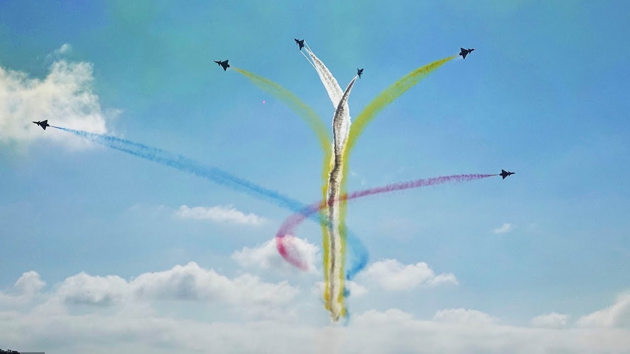Chinese Air Force's Bayi aerobatic team stuns airshow audience