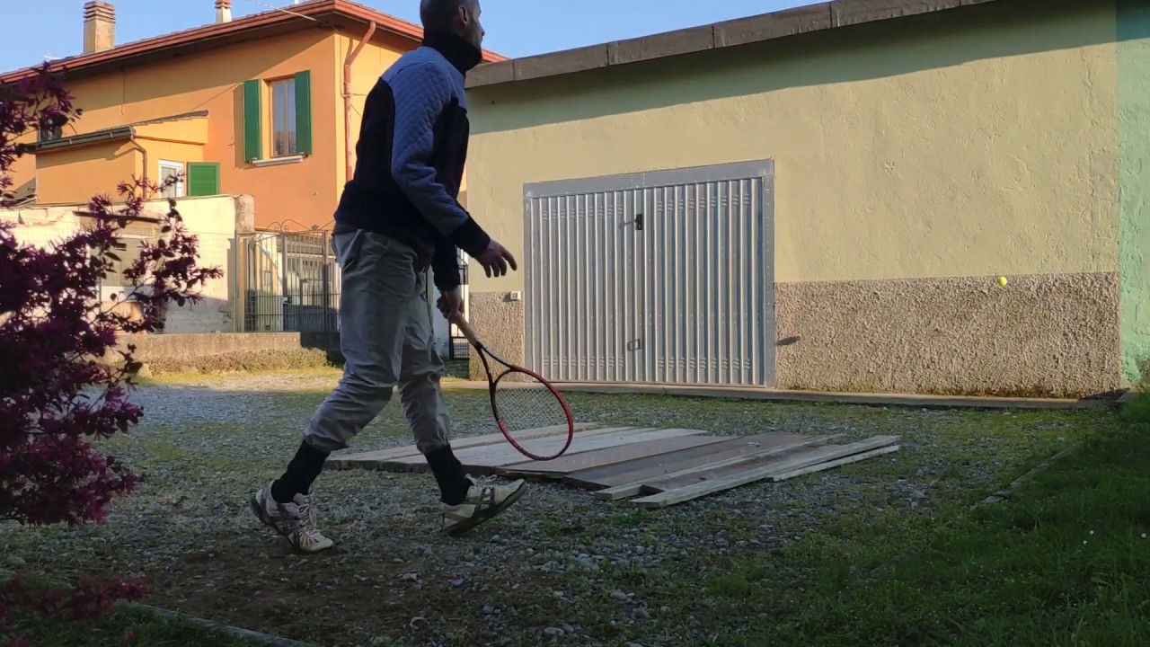 Tennista disperato ! Batti lei ??