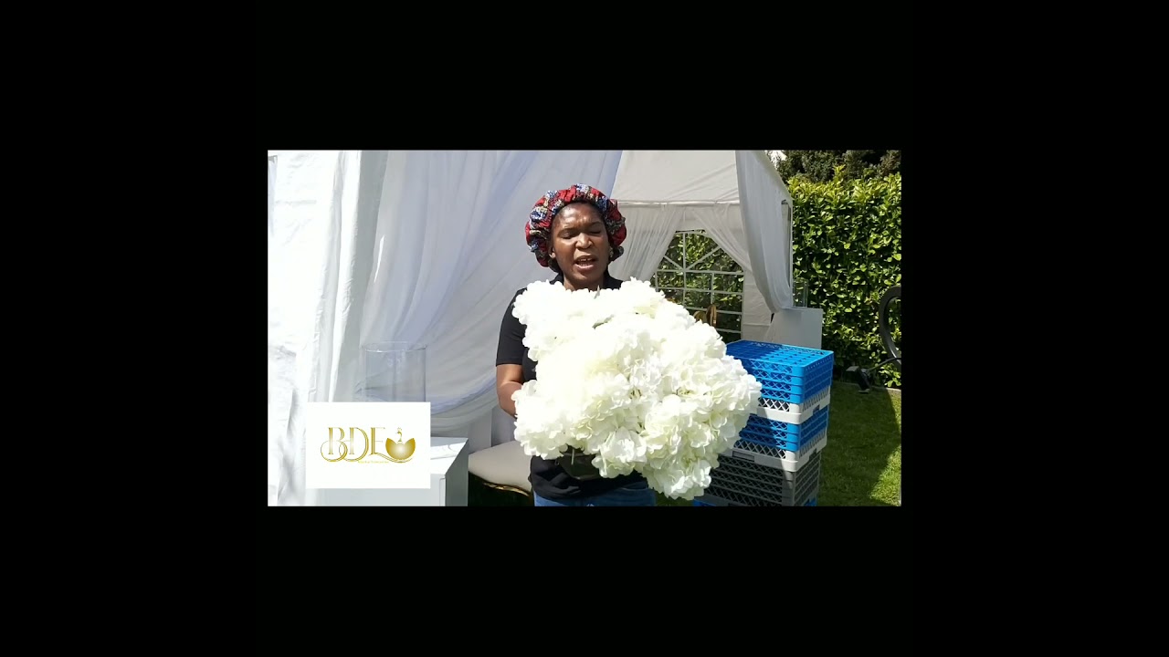 Décoration dans une tente de reception en blanc et dòré
