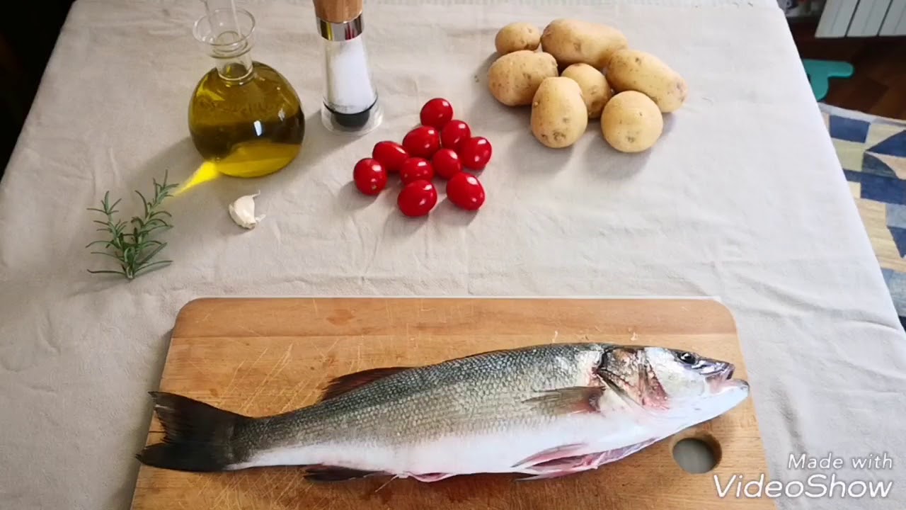 Spigola al forno con patate e pomodorini