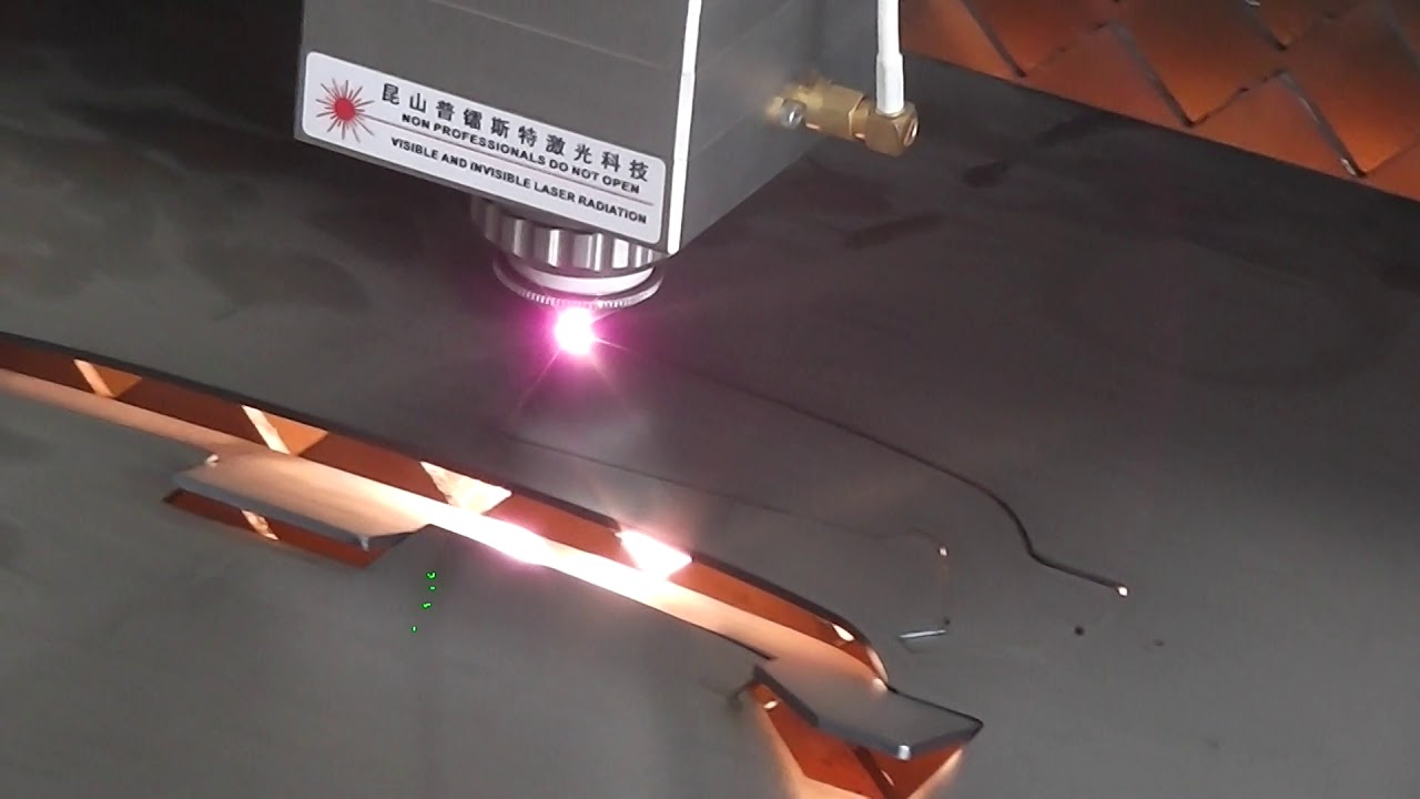 Coupe en acier inoxydable de 1 mm par machine de d&eacute;coupe laser &agrave; fibre 500w  XTLASER