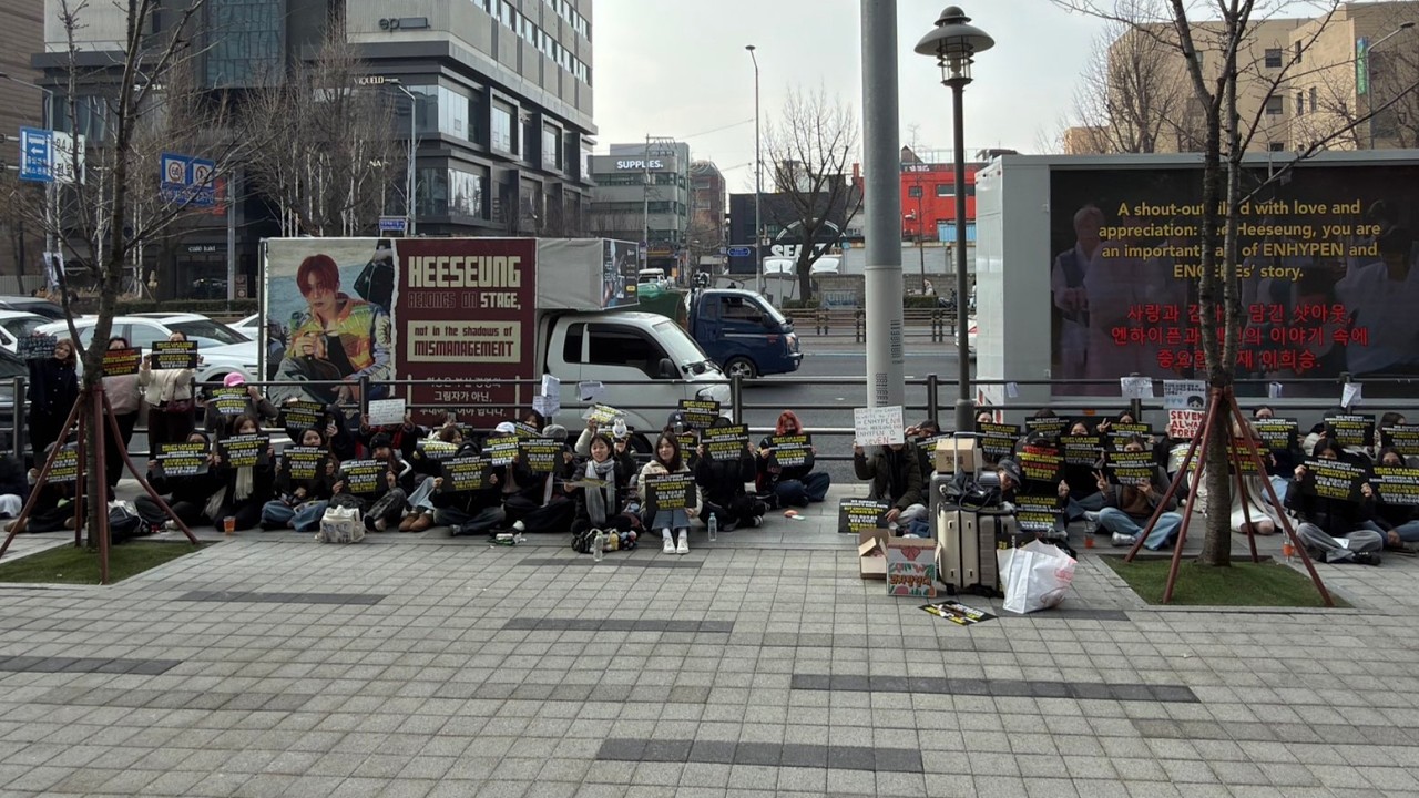 “Bring Back Heeseung!” 😳 ENHYPEN Fans Protest Outside HYBE Building | ENHYPEN Is Seven