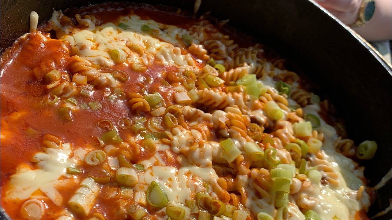 CheeseBurger Nudeln aus dem Dutchoven