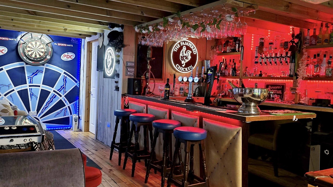 Trzy przydomowe bary DIY wśr&oacute;d finalist&oacute;w konkursu na Pub Roku w Ogrodzie | SWNS