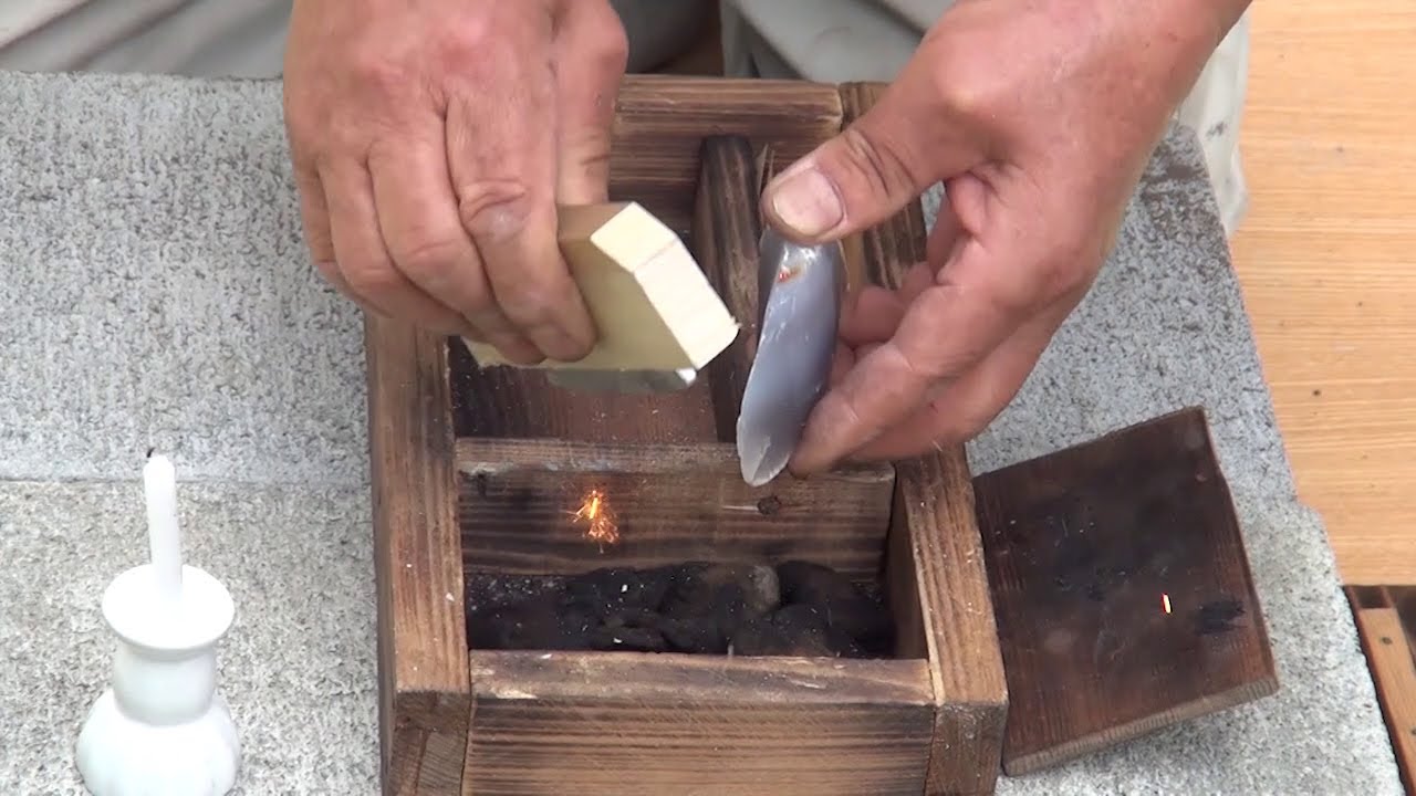 【昔の生活用具】火打ち石と火打ち金で火をおこす【沼津市歴史民俗資料館】