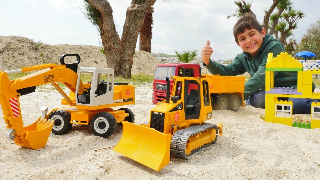 Mikail inşaat arabaları ile otel kuruyor. İnşaat oyunları