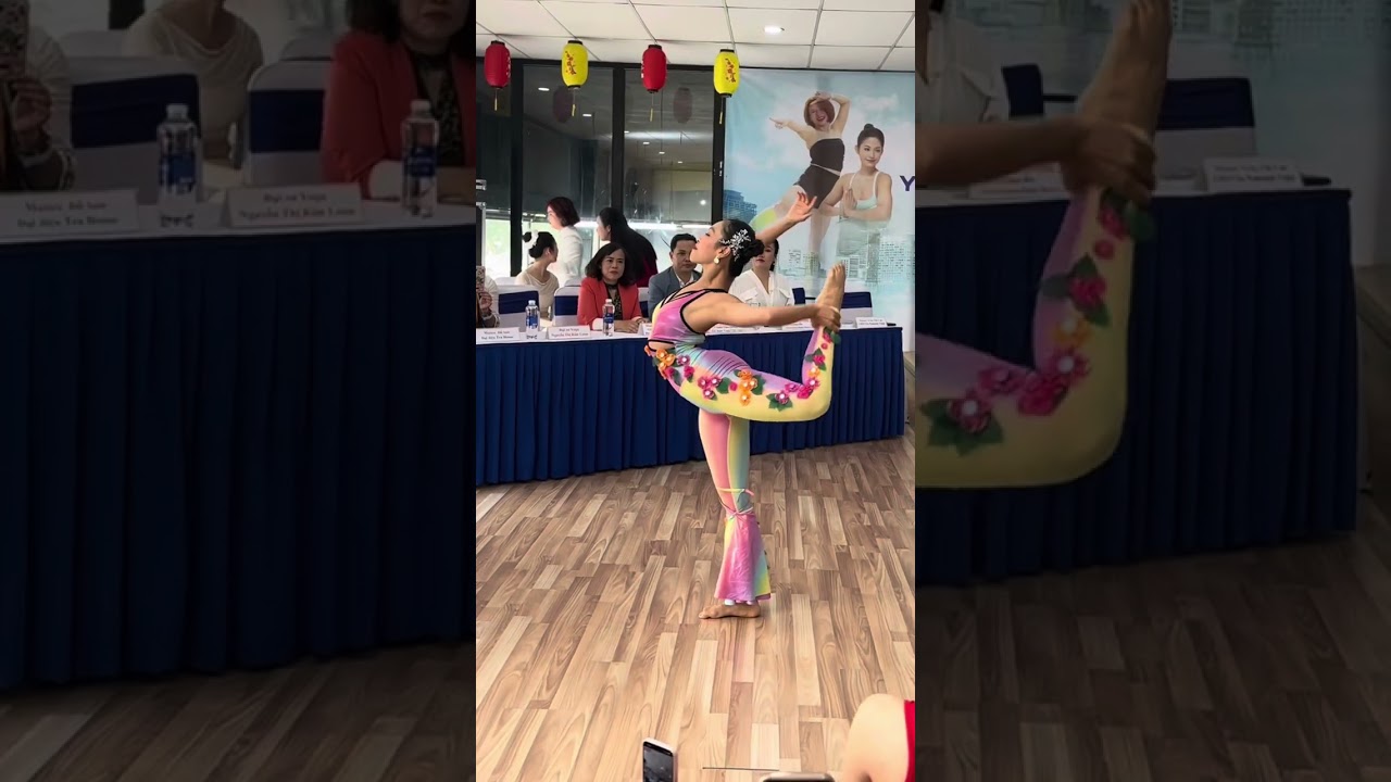 Biểu diễn yoga nghệ thuật by Thiên Bách Diệp 