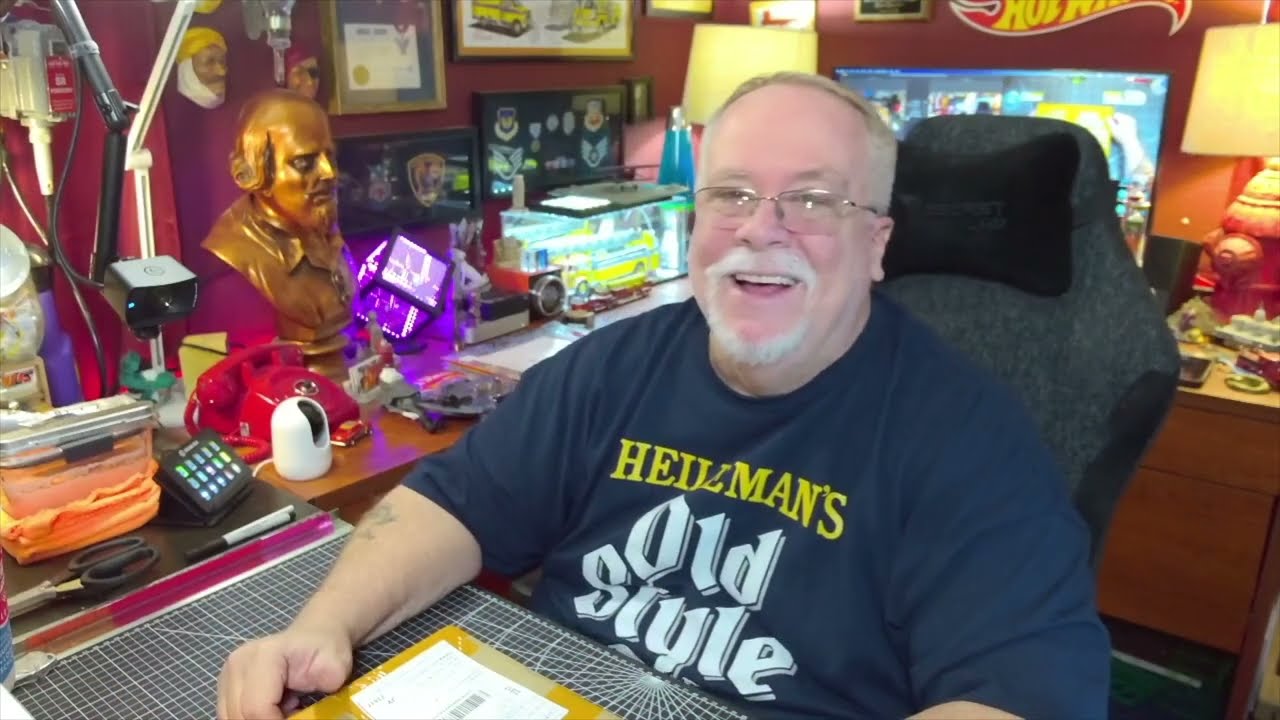 G Fans 7-11 1:64 Scale Lighted Diorama - Unboxing and First Look