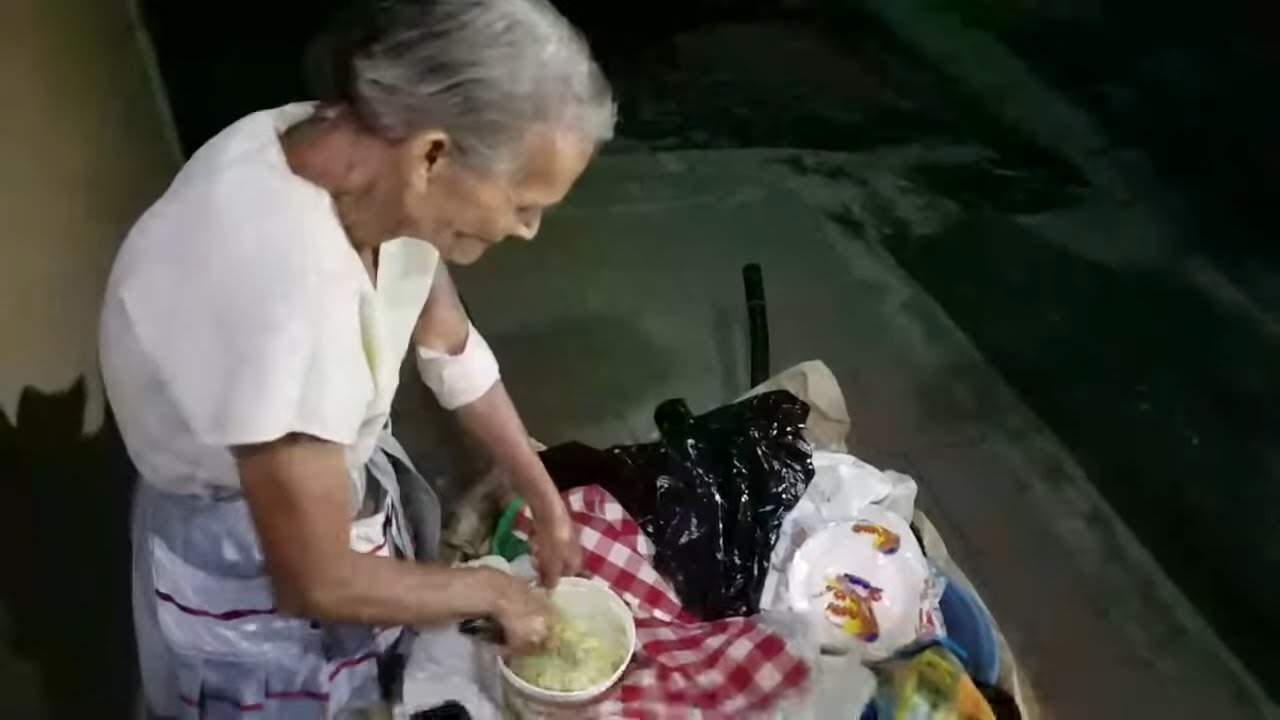 Ni&ntilde;a Caro la vendedora de enchiladas ahora vendiendo elotes Youtubero salvadore&ntilde;o