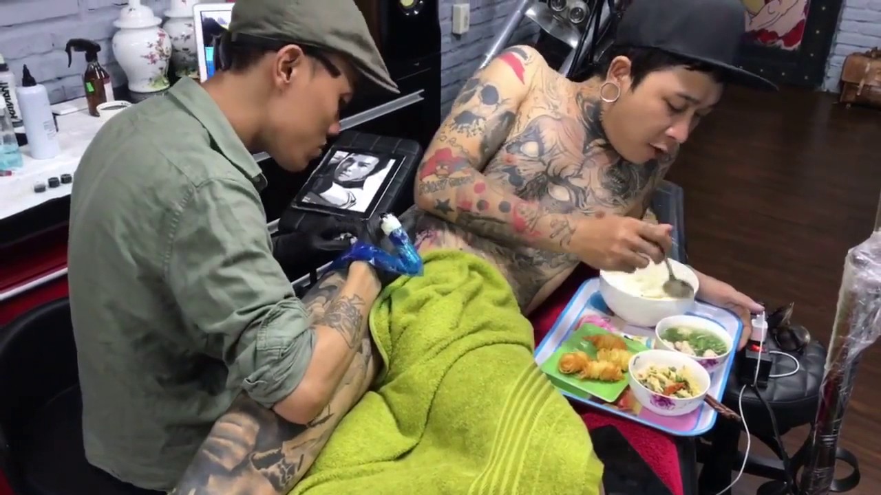 Gà Rừng Tattoo lầy lội cùng anh thợ xăm vừa xăm vừa ăn cơm