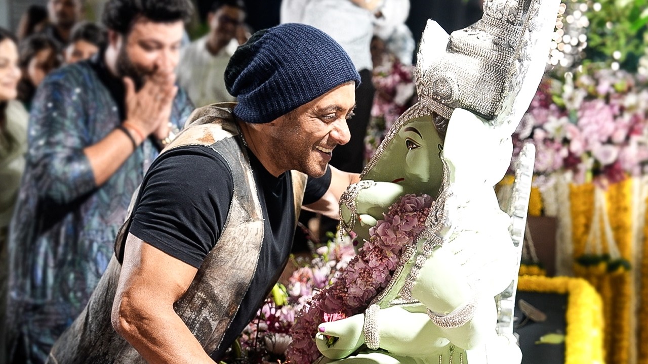 Salman Khan Ganpati Visarjan At Arpita Khan & Sohail Khan House 