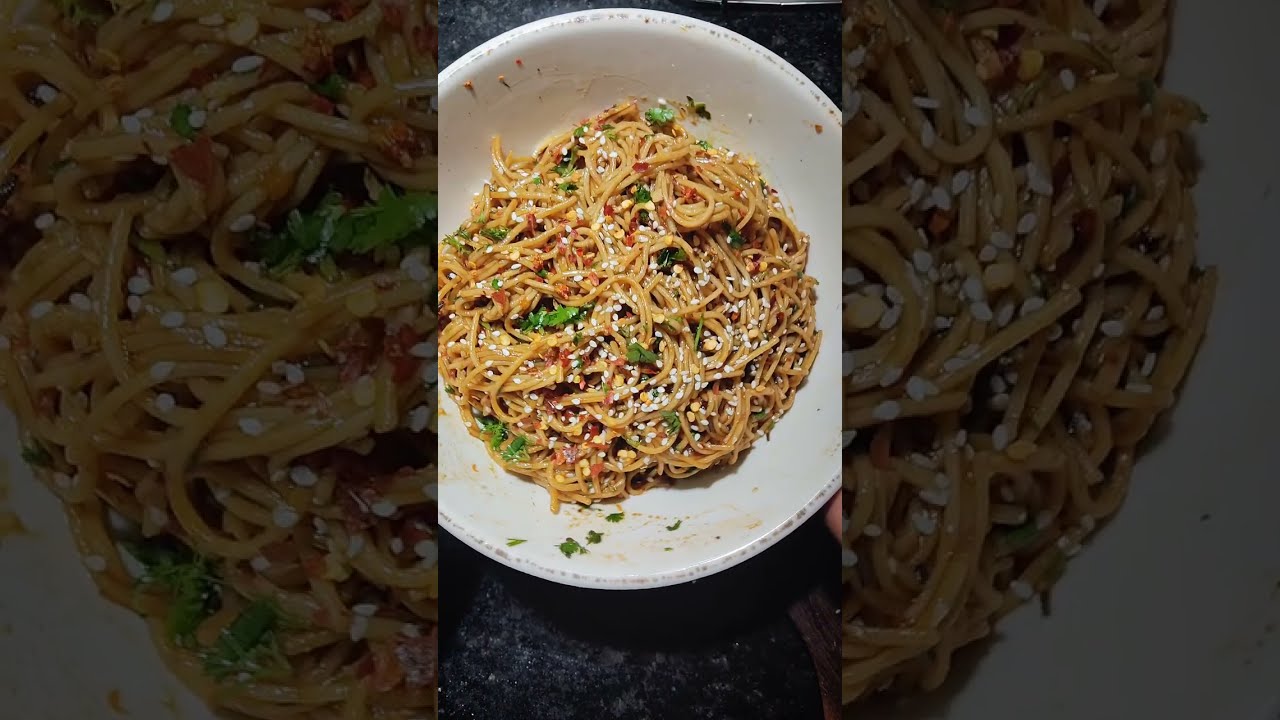Рецепт китайской соевой лапши с чесноком и перцем чили / @simplyruchisfood