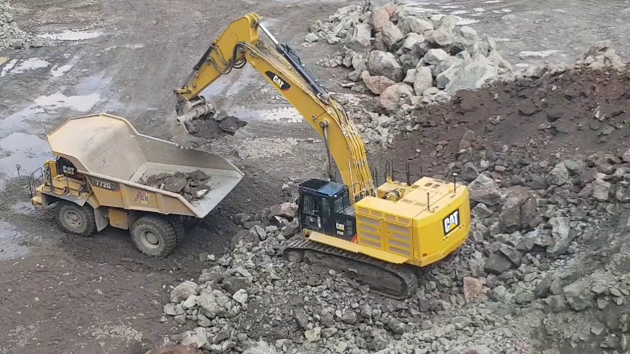 Catepillar 390F L in action