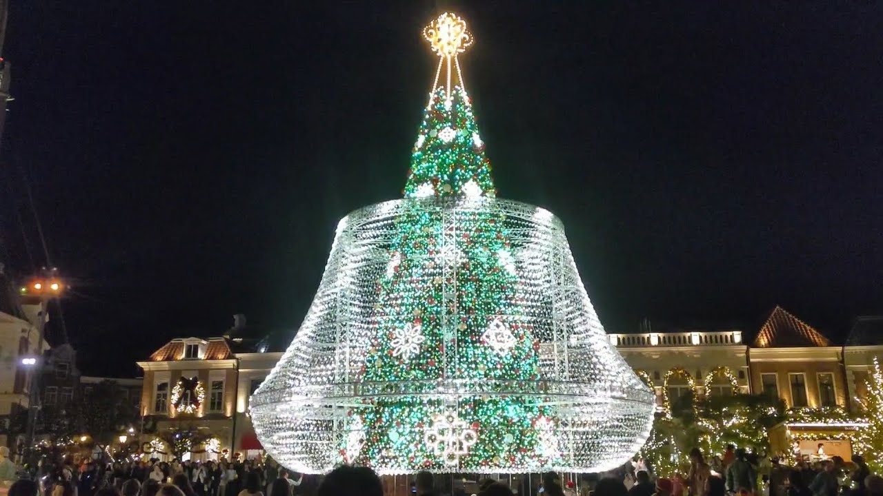 HUIS TEN BOSCH　christmas tree点灯式　christmas marketの中央で輝くツリーはMelody of Christmas の中で歌声とともに灯されます。