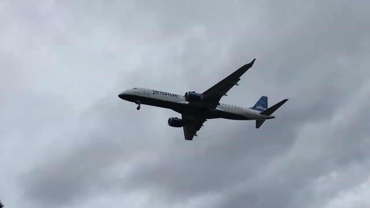 🇺🇲 Heavy Cloud Covering At The Airport It's Time To Land At Reagan National 🛬🛫✈️