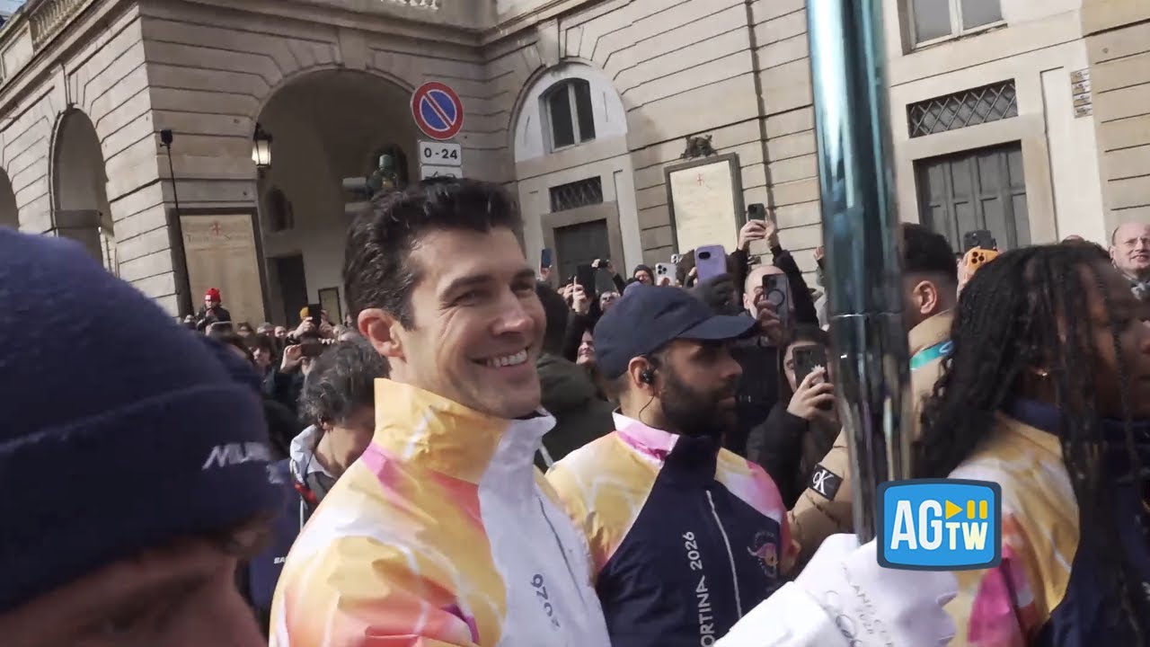 Milano-Cortina, Roberto Bolle illumina le Olimpiadi da tedoforo