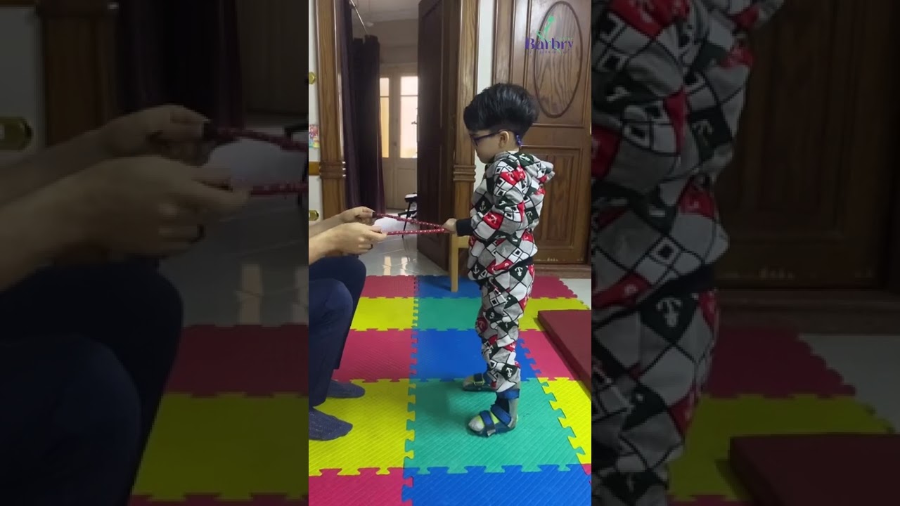 تمارين علاج طبيعي منزلية تساعد الطفل علي الوقوف بمفرده