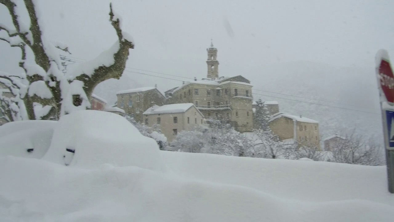 Neige dans le centre Corse - Balade dans le village d'Omessa - 17 Janvier 2017 - 107 Cms